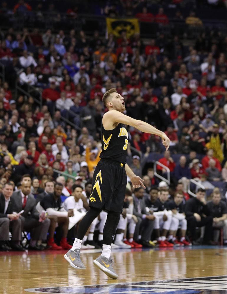 Iowa Hawkeyes guard Jordan Bohannon (3) against the Cincinnati Bearcats in the first round of the 2019 NCAA Men's Basketball Tournament Friday, March 22, 2019 at Nationwide Arena in Columbus, Ohio. (Brian Ray/hawkeyesports.com)