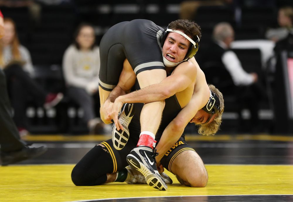 Iowa's Perez Perez wrestles Purdue's Devin Shroder at 125 pounds Saturday, November 24, 2018 at Carver-Hawkeye Arena. (Brian Ray/hawkeyesports.com)