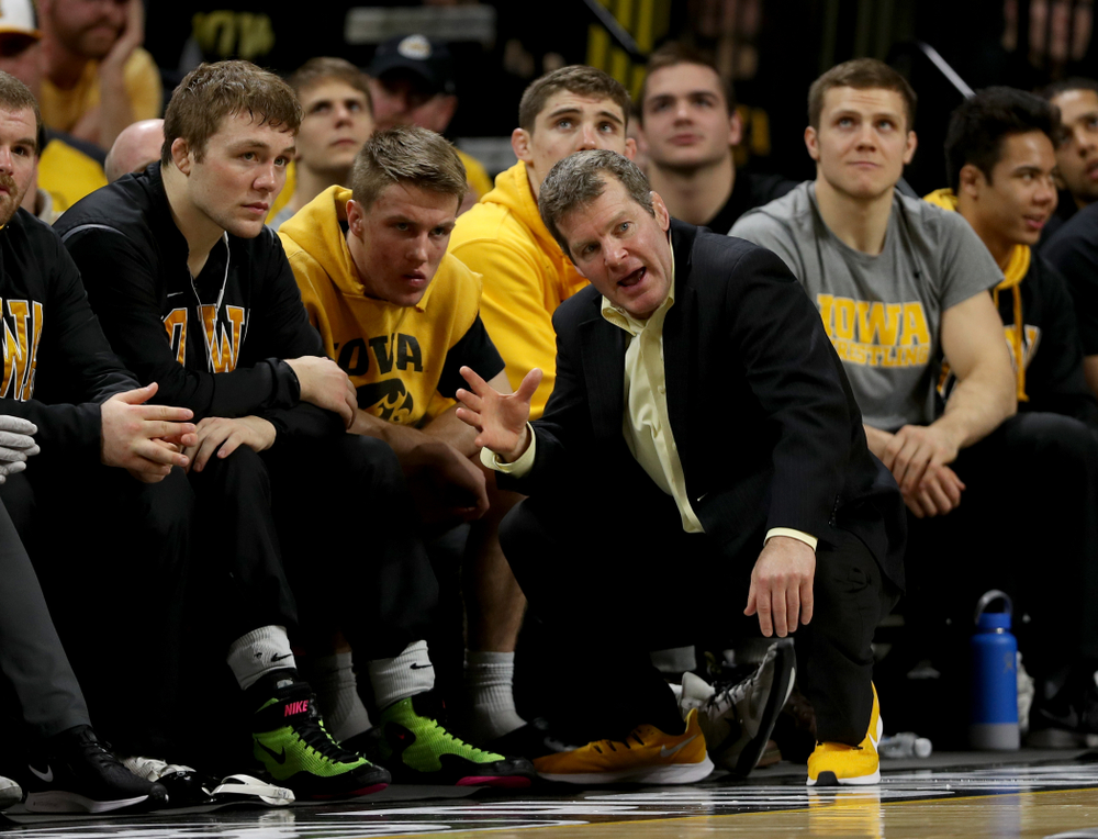 Head Coach Tom Brands talks with Jacob Warner and Max Murin as Iowa’s Carter Happel wrestles Ohio State’s Luke Pletcher at 141 pounds Friday, January 24, 2020 at Carver-Hawkeye Arena. Pletcher won the match with a 14-5. (Brian Ray/hawkeyesports.com)