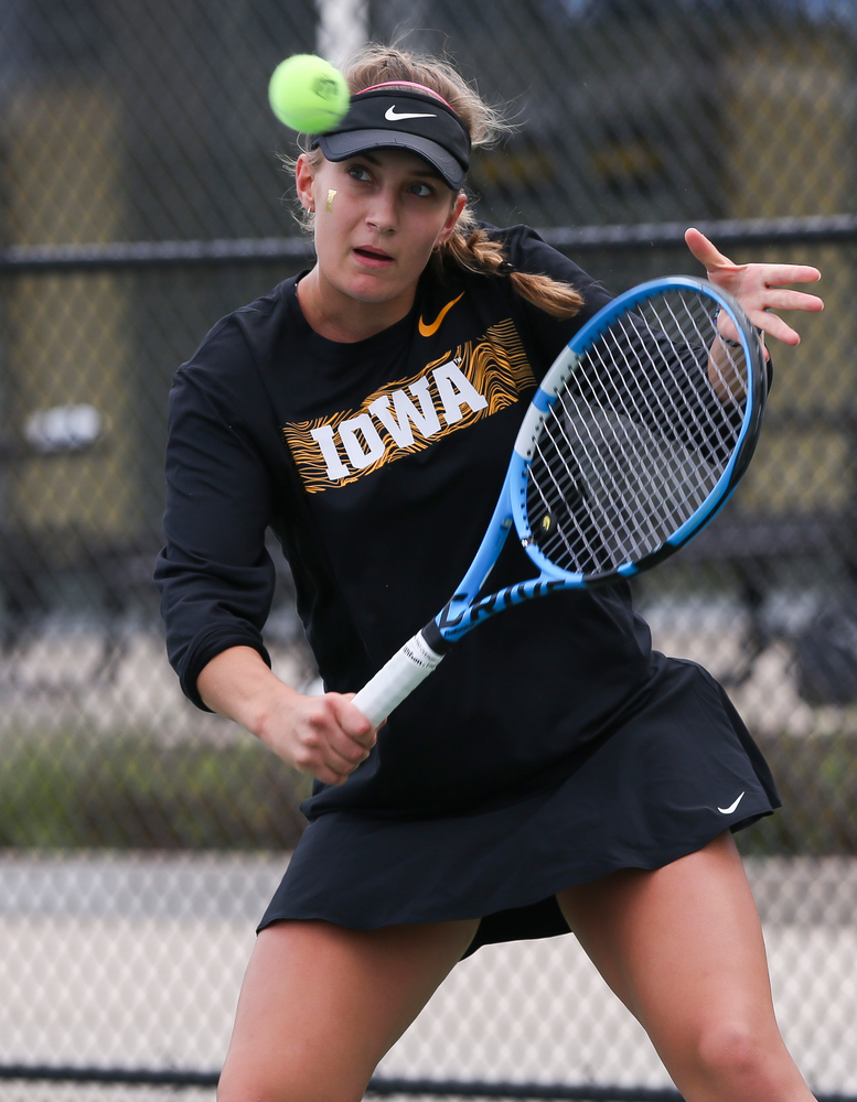 Ashleigh Jacobs returns a shot in a singles match during the second day of the ITA Central Regional Championships at the Hawkeye Tennis and Recreation Complex on October 13, 2018. (Tork Mason/hawkeyesports.com)
