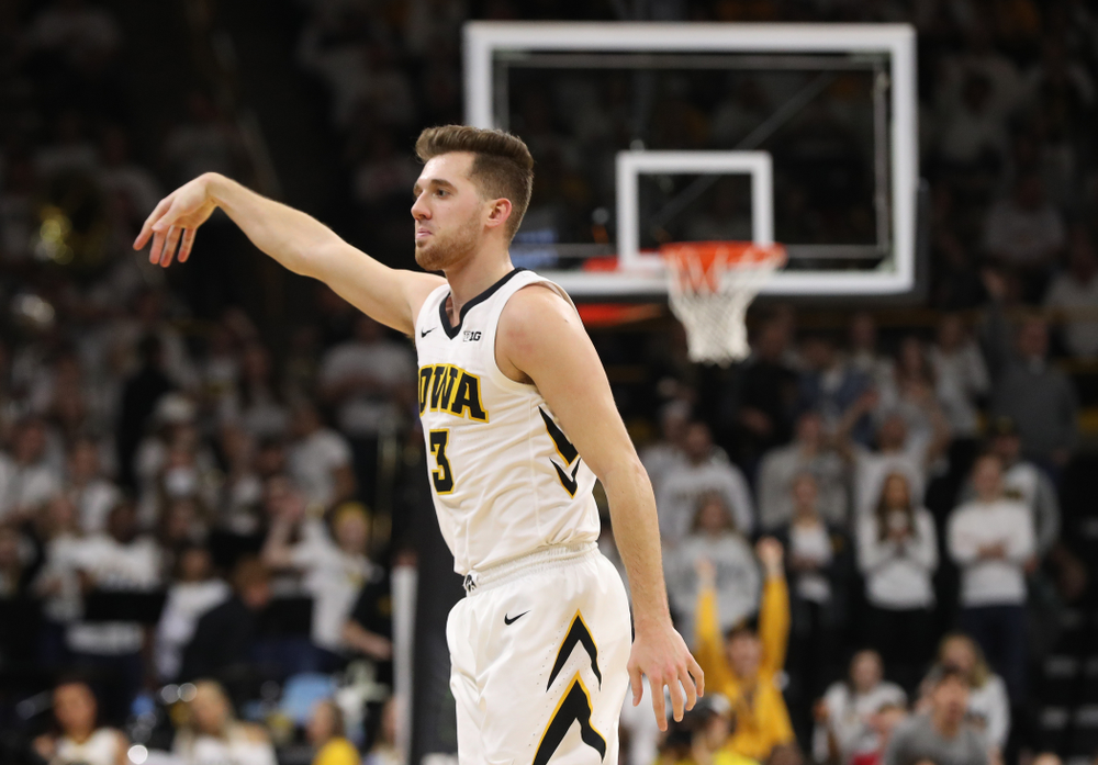 Iowa Hawkeyes guard Jordan Bohannon (3) knocks down a three point basket against the Illinois Fighting Illini Sunday, January 20, 2019 (Brian Ray/hawkeyesports.com)