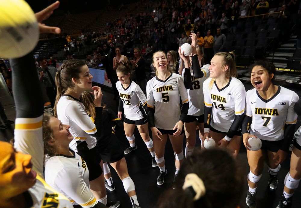 Members of the Iowa Hawkeyes volleyball team huddle up before a match against Rutgers at Carver-Hawkeye Arena on November 2, 2018. (Tork Mason/hawkeyesports.com)