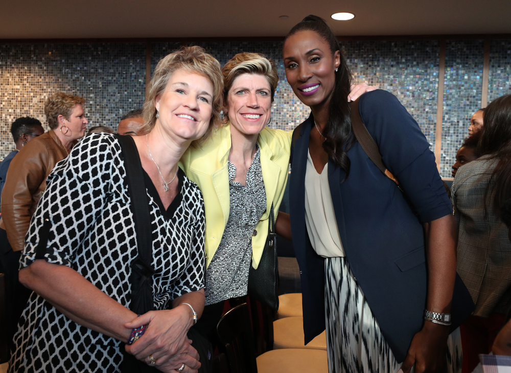 Iowa Hawkeyes forward Megan Gustafson (10) poses for photos with Lisa Leslie after winning the WBCA Lisa Leslie Award Wednesday, April 4, 2018 at Amalie Arena in Tampa, FL. (Brian Ray/hawkeyesports.com)
