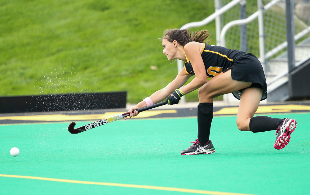 Iowa Hawkeyes defender Isabella Brown (10) passes the ball during a game against Michigan at Grant Field on October 5, 2018. (Tork Mason/hawkeyesports.com)