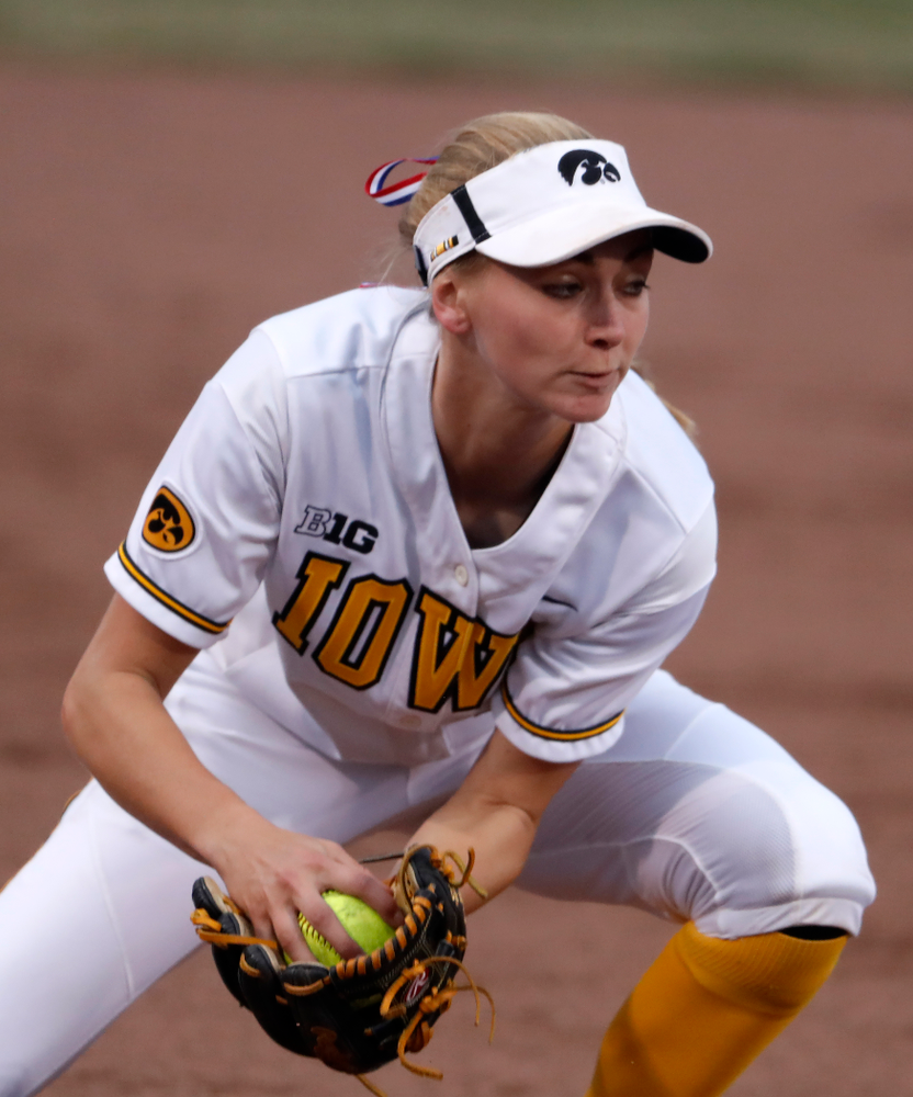 Iowa Hawkeyes infielder Aralee Bogar (2) against the Minnesota Golden Gophers Thursday, April 12, 2018 at Bob Pearl Field. (Brian Ray/hawkeyesports.com)