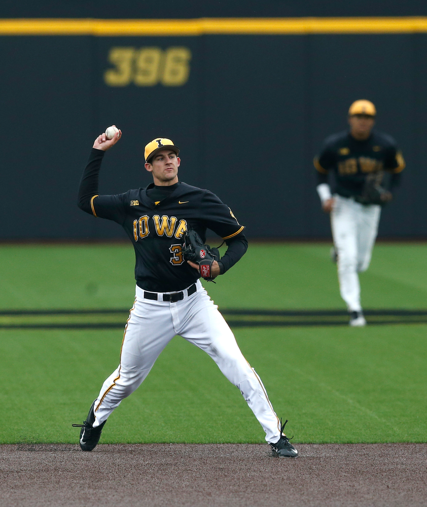 The Iowa Hawkeyes Defeat Kansas State 2 1 In Game Two Of A Three
