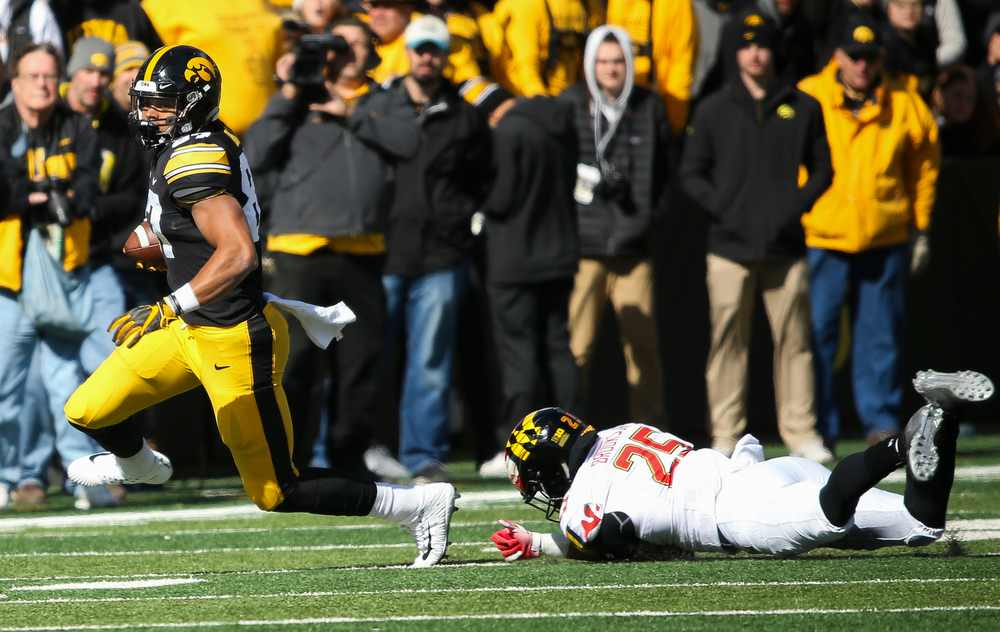 Iowa Hawkeyes tight end Noah Fant (87) runs the ball during a game against Maryland at Kinnick Stadium on October 20, 2018. (Tork Mason/hawkeyesports.com)