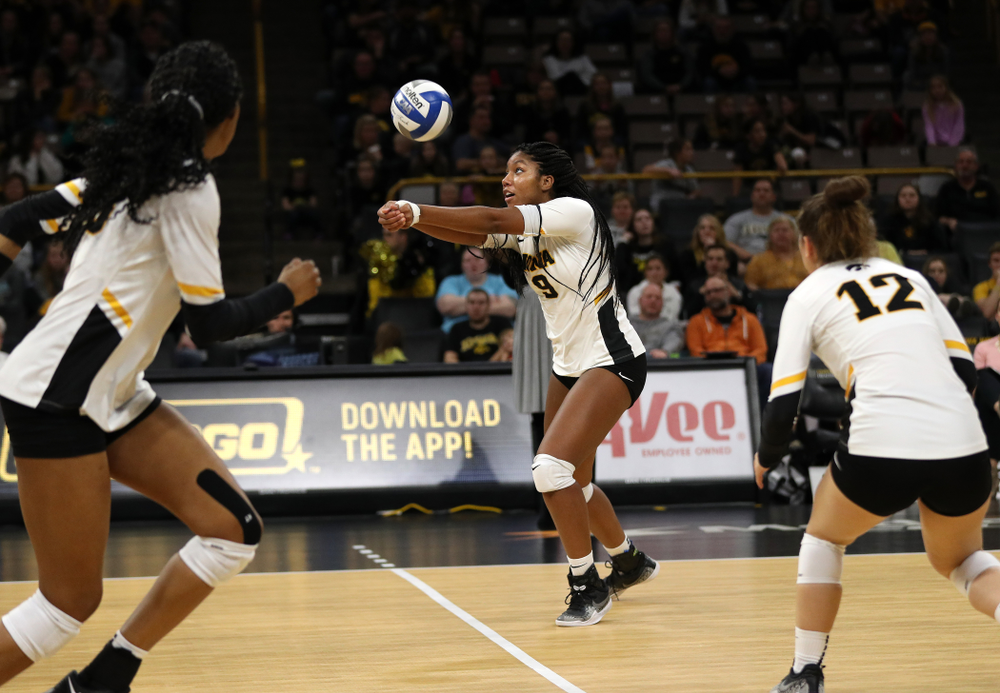 Iowa Hawkeyes middle blocker Amiya Jones (9) against the Ohio State Buckeyes Saturday, November 24, 2018 at Carver-Hawkeye Arena. (Brian Ray/hawkeyesports.com)