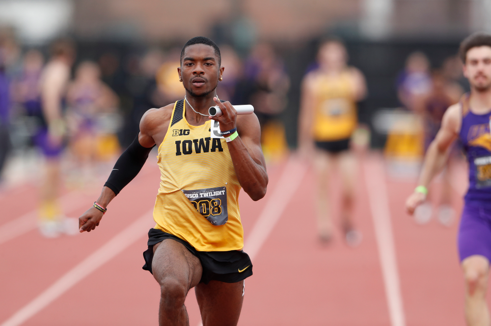 Iowa's Antonio Woodard runs the final leg of 4x100 during the 2018 MUSCO Twilight Invitational Thursday, April 12, 2018 at the Cretzmeyer Track. (Brian Ray/hawkeyesports.com)
