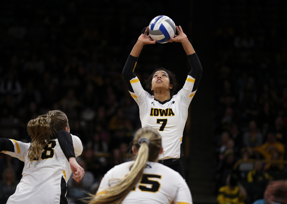 Iowa Hawkeyes setter Gabrielle Orr (7) against the Ohio State Buckeyes Saturday, November 24, 2018 at Carver-Hawkeye Arena. (Brian Ray/hawkeyesports.com)