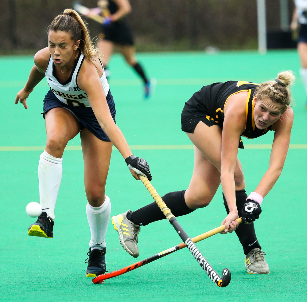 Iowa Hawkeyes midfielder Ellie Holley (7) passes the ball during a game against Michigan at Grant Field on October 5, 2018. (Tork Mason/hawkeyesports.com)