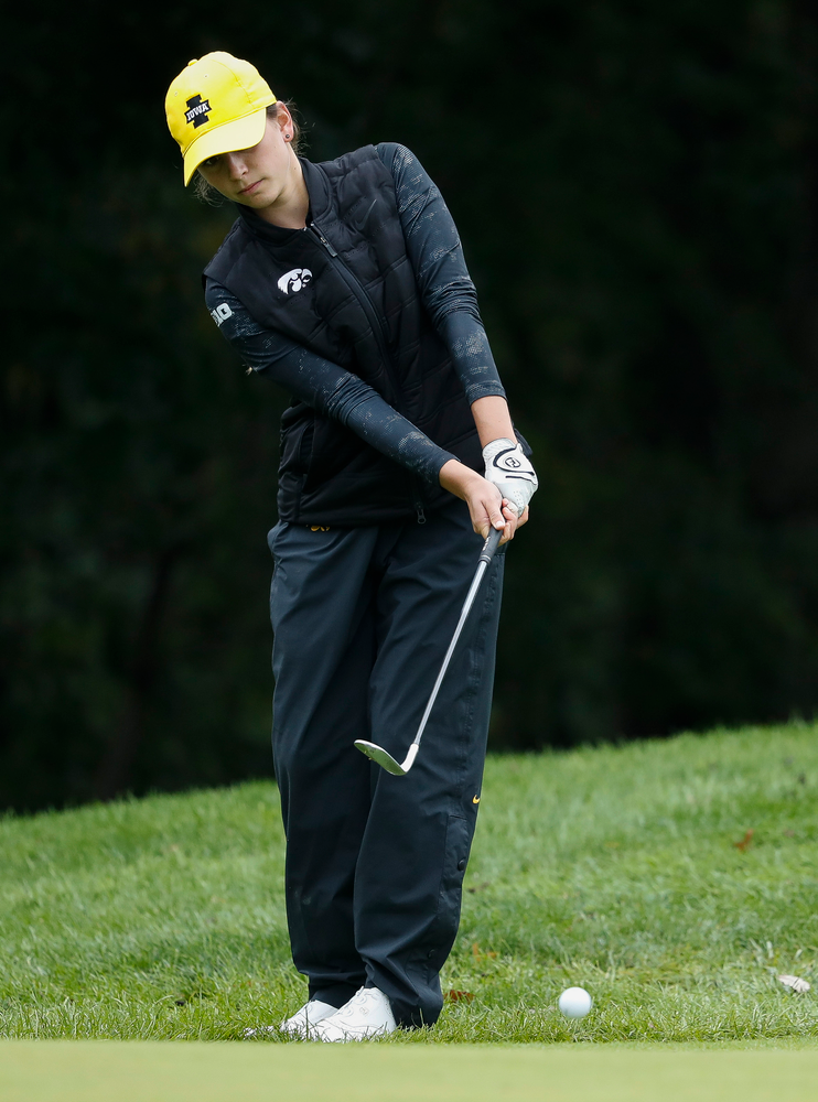 Iowa's Dana Lerner chips onto the green during the final round of the Diane Thomason Invitational at Finkbine Golf Course on September 30, 2018. (Tork Mason/hawkeyesports.com)