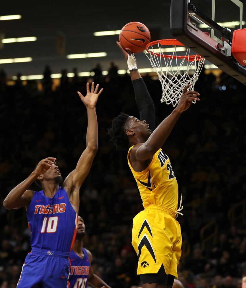 Iowa Hawkeyes forward Tyler Cook (25) against the Savannah State Tigers Saturday, December 22, 2018 at Carver-Hawkeye Arena. (Brian Ray/hawkeyesports.com)
