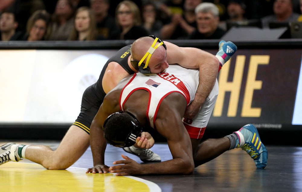 Iowa’s Alex Marinelli wrestles Nebraska’s Isaiah White at 165 pounds Saturday, January 18, 2020 at Carver-Hawkeye Arena. Marinelli won the match 4-3. (Brian Ray/hawkeyesports.com)