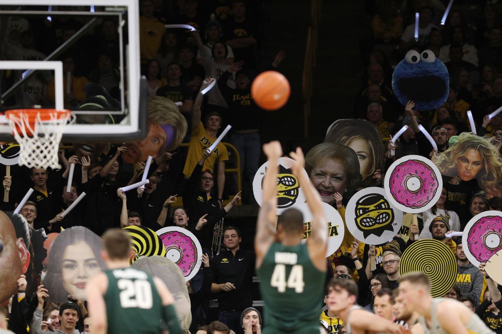 Fans cheer for the Iowa Hawkeyes against the Michigan State Spartans Thursday, January 24, 2019 at Carver-Hawkeye Arena. (Brian Ray/hawkeyesports.com)