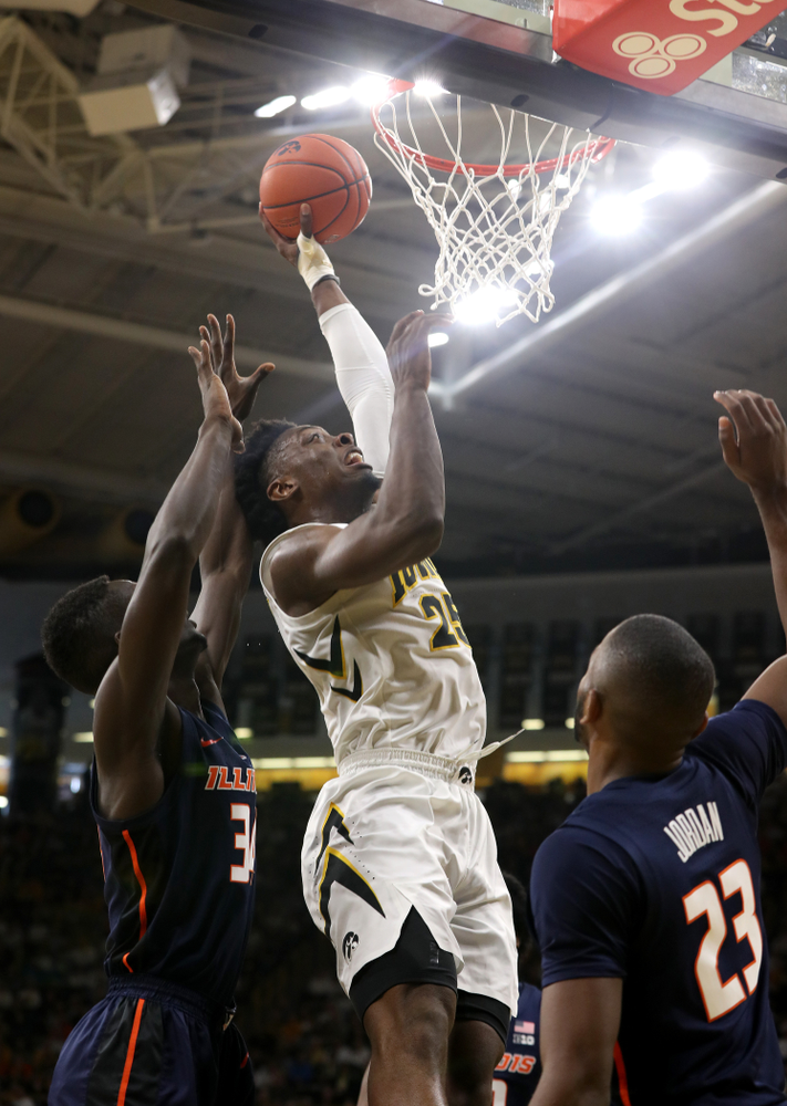 Iowa Hawkeyes forward Tyler Cook (25) dunks the ball against the Illinois Fighting Illini Sunday, January 20, 2019 (Brian Ray/hawkeyesports.com)