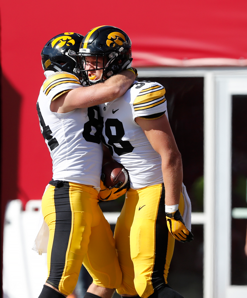 Iowa Hawkeyes tight end T.J. Hockenson (38) catches a touchdown against the Indiana Hoosiers Saturday, October 13, 2018 at Memorial Stadium, in Bloomington, Ind. (Brian Ray/hawkeyesports.com)