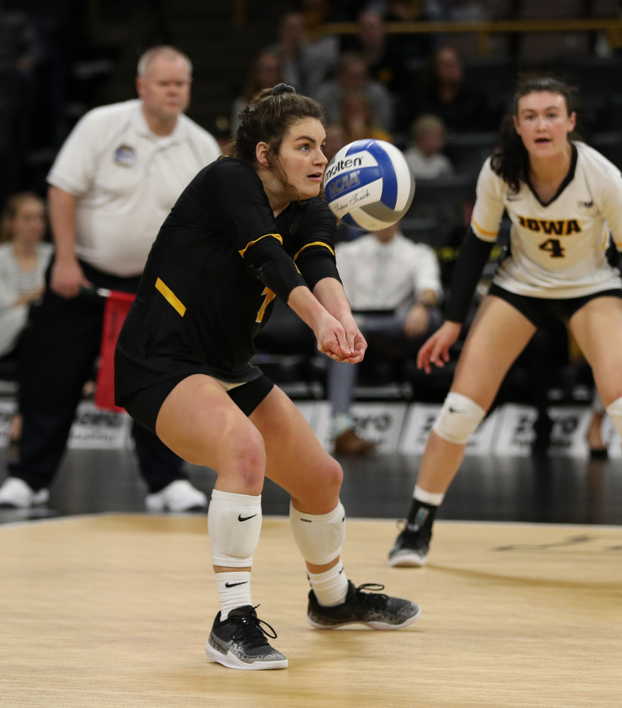 Iowa Hawkeyes defensive specialist Molly Kelly (1) against the Ohio State Buckeyes Saturday, November 24, 2018 at Carver-Hawkeye Arena. (Brian Ray/hawkeyesports.com)