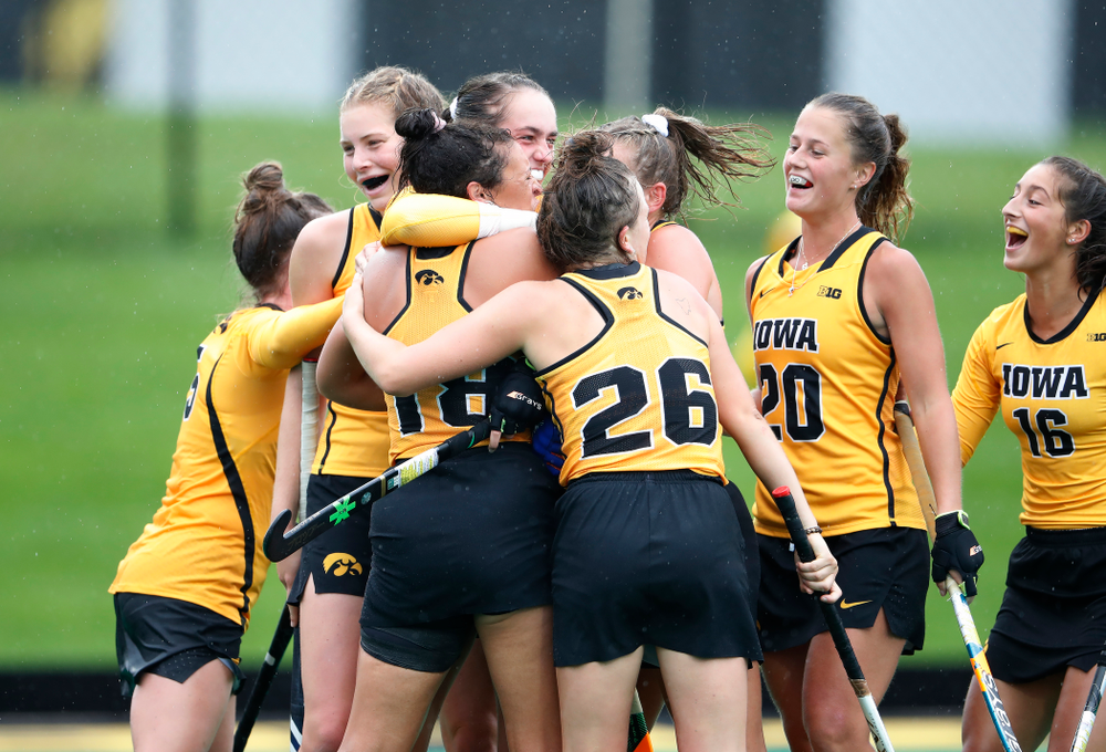 The Iowa Hawkeyes celebrate a goal against Stanford Sunday, October 7, 2018 at Grant Field. (Brian Ray/hawkeyesports.com)