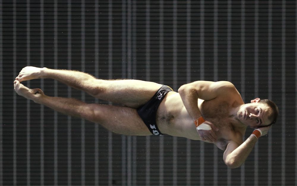 Anton Hoherz competes on the 3 meter board Thursday, November 15, 2018 during the 2018 Hawkeye Invitational at the Campus Recreation and Wellness Center. (Brian Ray/hawkeyesports.com)