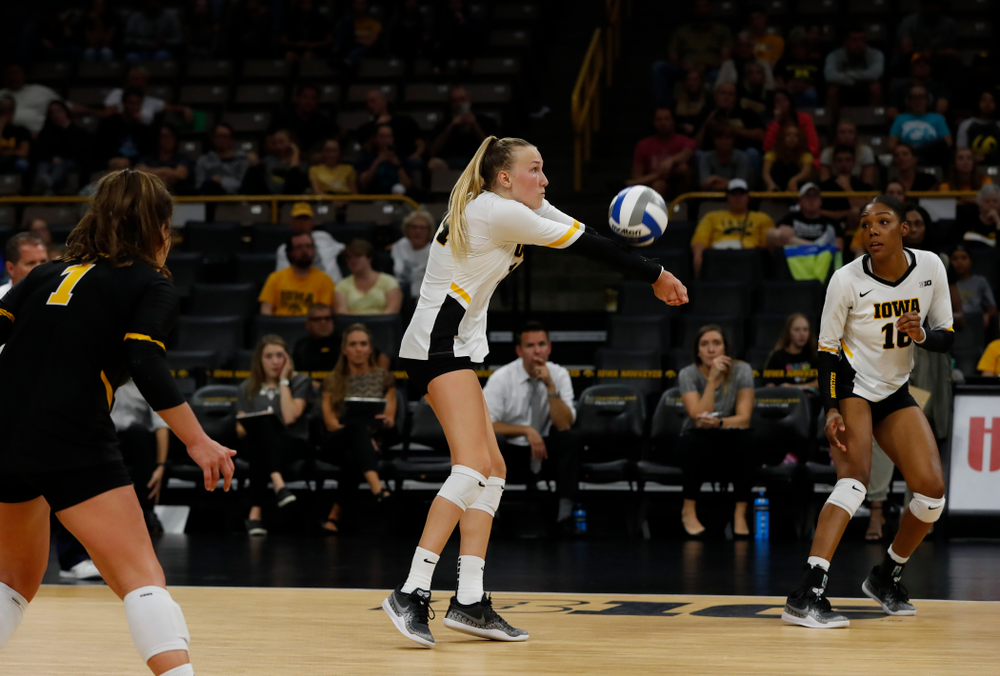 Iowa Hawkeyes outside hitter Cali Hoye (14) against the Michigan Wolverines Sunday, September 23, 2018 at Carver-Hawkeye Arena. (Brian Ray/hawkeyesports.com)