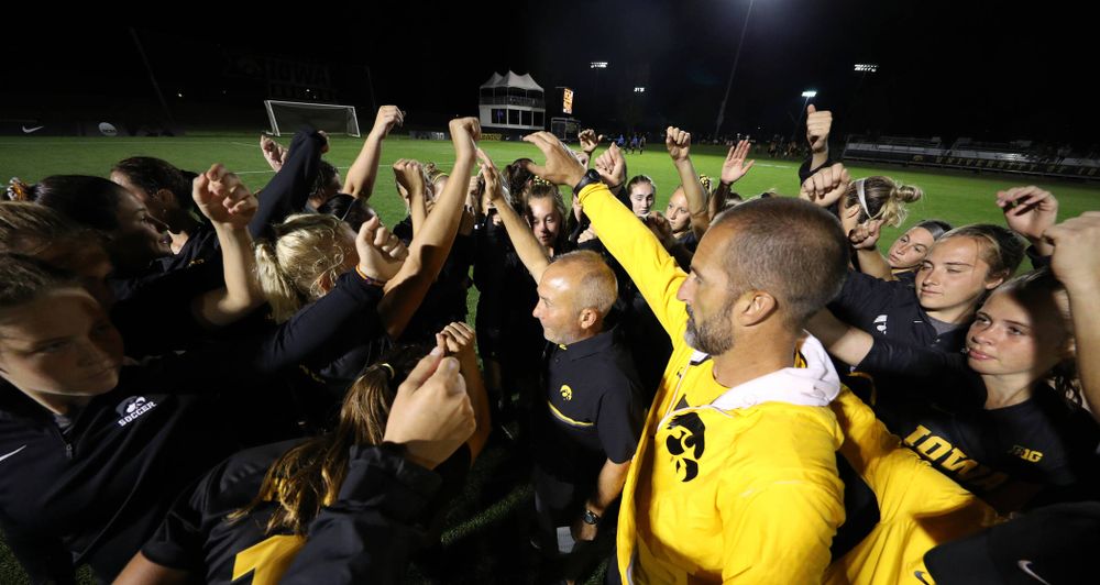 Iowa Hawkeyes head coach Dave DiIanni breaks it down with his team following their 2-1 victory over the Iowa State Cyclones Thursday, August 29, 2019 in the Iowa Corn Cy-Hawk series at the Iowa Soccer Complex. (Brian Ray/hawkeyesports.com)