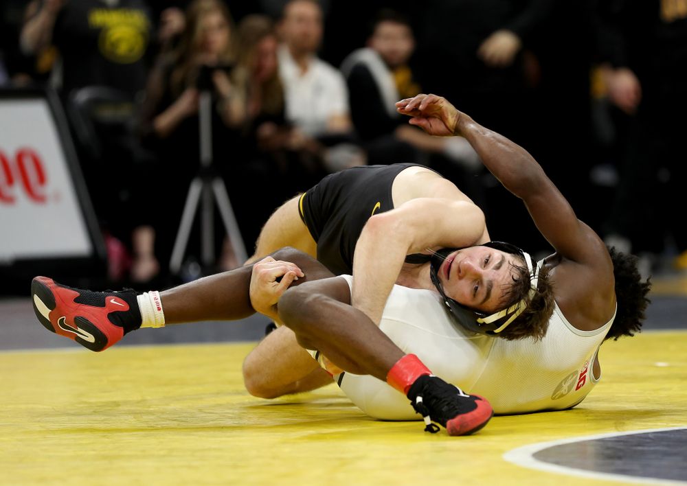 Iowa’s Austin DeSanto wrestles Ohio State’s Jordan Decatur at 133 pounds Friday, January 24, 2020 at Carver-Hawkeye Arena. DeSanto won the match with a 21-3 tech fall. (Brian Ray/hawkeyesports.com)