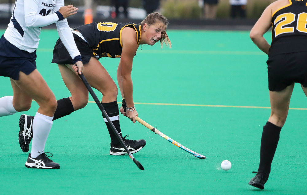 Iowa Hawkeyes midfielder Sophie Sunderland (20) passes the ball during a game against No. 6 Penn State at Grant Field on October 12, 2018. (Tork Mason/hawkeyesports.com)