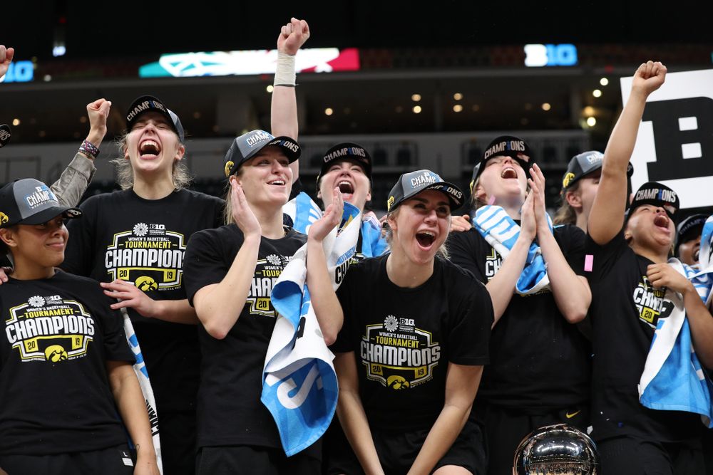 The Iowa Hawkeyes celebrate their win against the Maryland Terrapins Sunday, March 10, 2019 at Bankers Life Fieldhouse in Indianapolis, Ind. (Brian Ray/hawkeyesports.com)