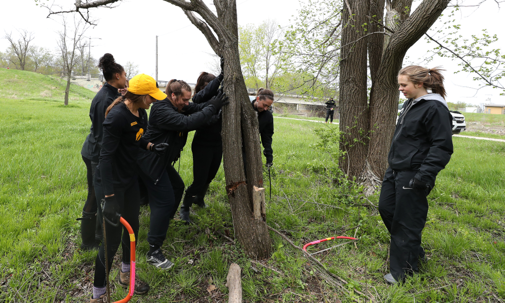 Members of the WomenÕs Soccer team volunteer with the Iowa City Public Works department along the Iowa River during the annual Iowa Athletics Day of Caring Sunday, April 28, 2019 in Iowa City. (Brian Ray/hawkeyesports.com)