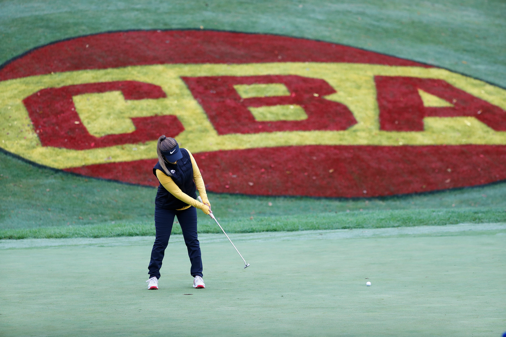 Iowa's Manuela Lizarazu warms up on the practice green before the Diane Thomason Invitational at Finkbine Golf Course on September 29, 2018. (Tork Mason/hawkeyesports.com)