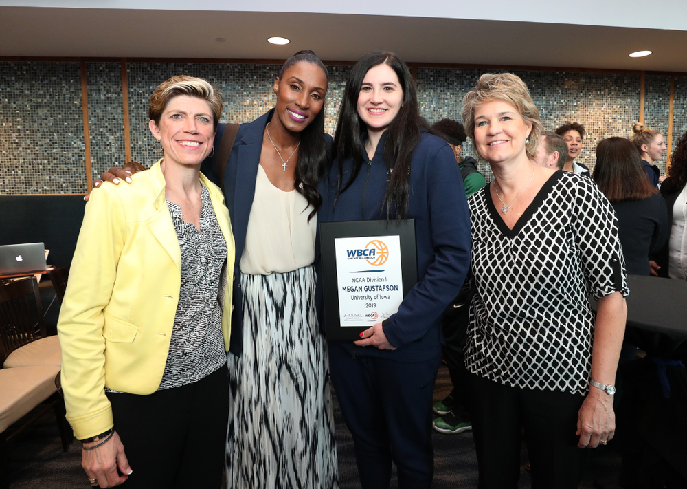 Iowa Hawkeyes forward Megan Gustafson (10) poses for photos with Lisa Leslie after winning the WBCA Lisa Leslie Award Wednesday, April 4, 2018 at Amalie Arena in Tampa, FL. (Brian Ray/hawkeyesports.com)