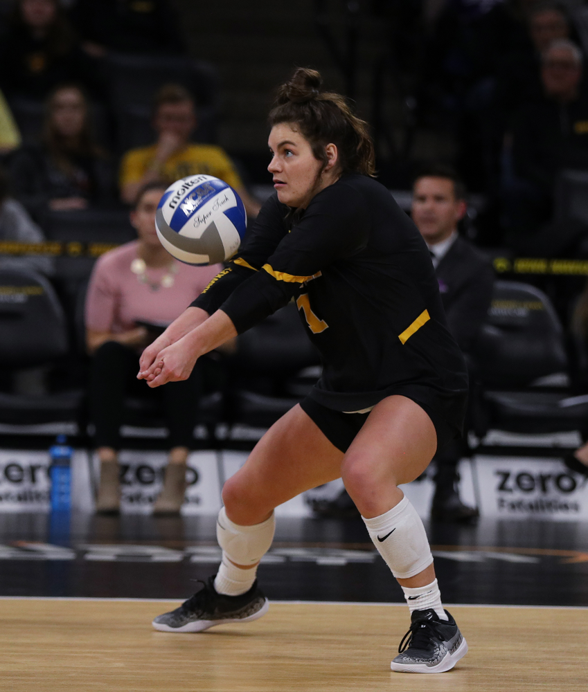 Iowa Hawkeyes defensive specialist Molly Kelly (1) against the Ohio State Buckeyes Saturday, November 24, 2018 at Carver-Hawkeye Arena. (Brian Ray/hawkeyesports.com)