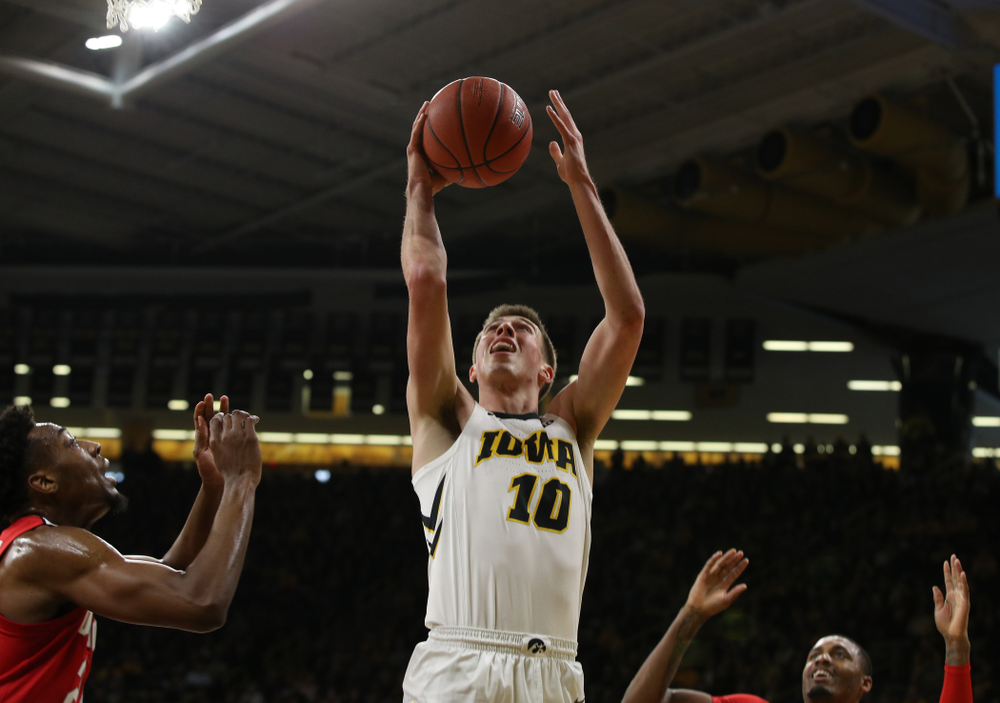Iowa Hawkeyes guard Joe Wieskamp (10) against the Ohio State Buckeyes Saturday, January 12, 2019 at Carver-Hawkeye Arena. (Brian Ray/hawkeyesports.com)