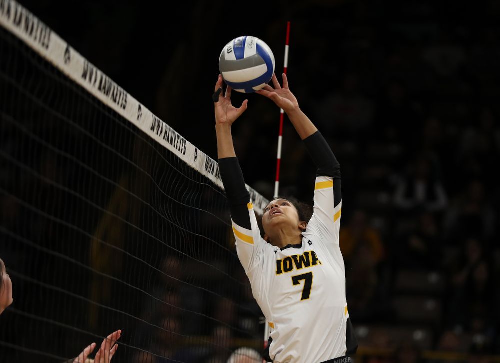 Iowa Hawkeyes setter Gabrielle Orr (7) against the Ohio State Buckeyes Saturday, November 24, 2018 at Carver-Hawkeye Arena. (Brian Ray/hawkeyesports.com)