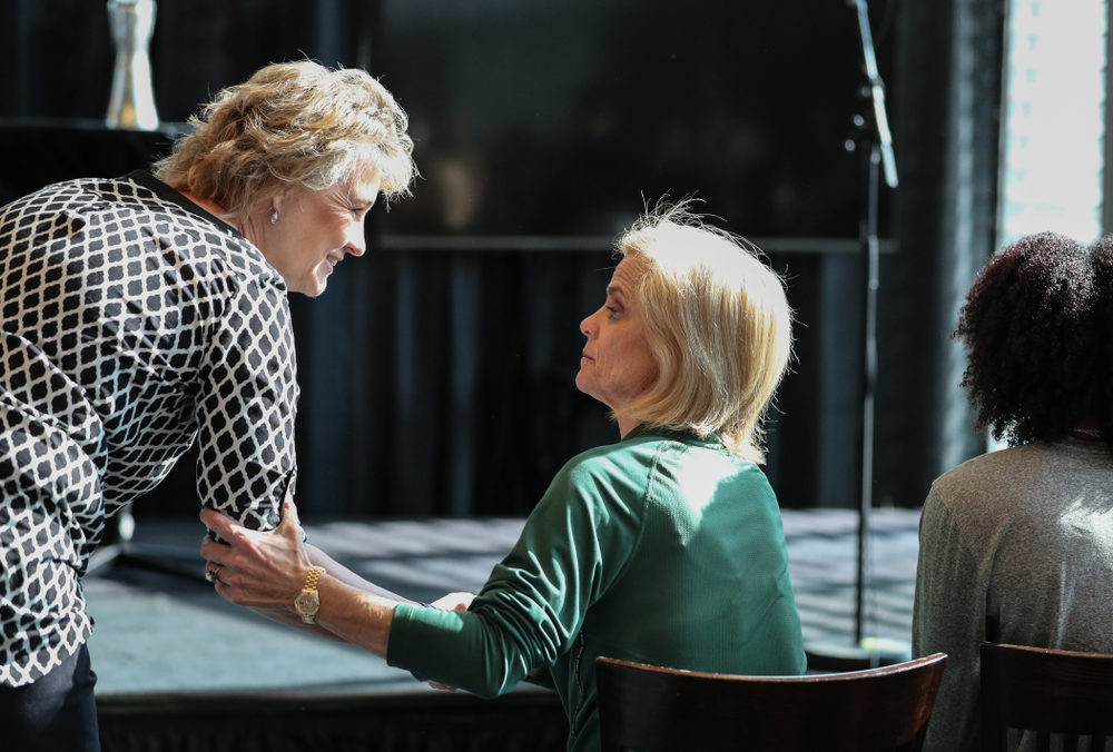 Iowa Hawkeyes head coach Lisa Bluder talks with Baylor Lady Bears head coach Kim Mulkey before a news conference Wednesday, April 4, 2018 at Amalie Arena in Tampa, FL. (Brian Ray/hawkeyesports.com)