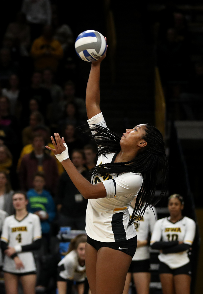 Iowa Hawkeyes middle blocker Amiya Jones (9) against the Ohio State Buckeyes Saturday, November 24, 2018 at Carver-Hawkeye Arena. (Brian Ray/hawkeyesports.com)