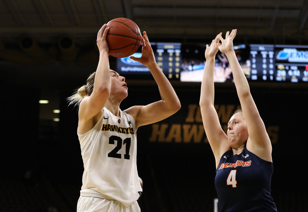 Iowa Hawkeyes forward Hannah Stewart (21) against the Illinois Fighting Illini Thursday, February 14, 2019 at Carver-Hawkeye Arena. (Brian Ray/hawkeyesports.com)