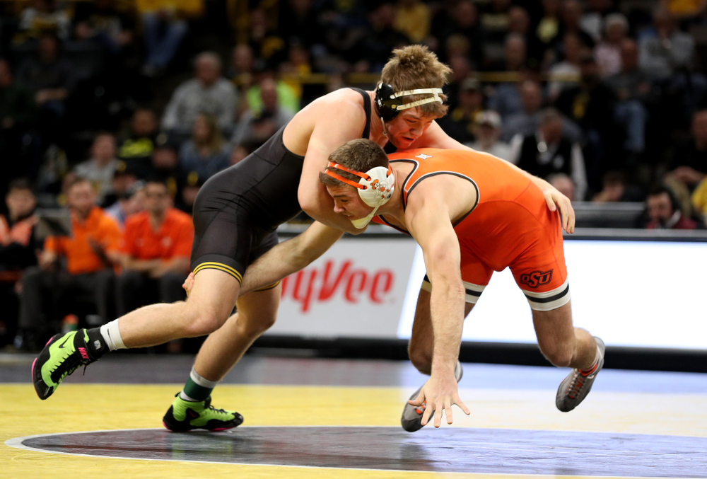 Iowa’s Jacob Warner wrestles Oklahoma State’s Dakota Geer at 197 pounds Sunday, February 23, 2020 at Carver-Hawkeye Arena. Warner won the match 8-3. (Brian Ray/hawkeyesports.com)