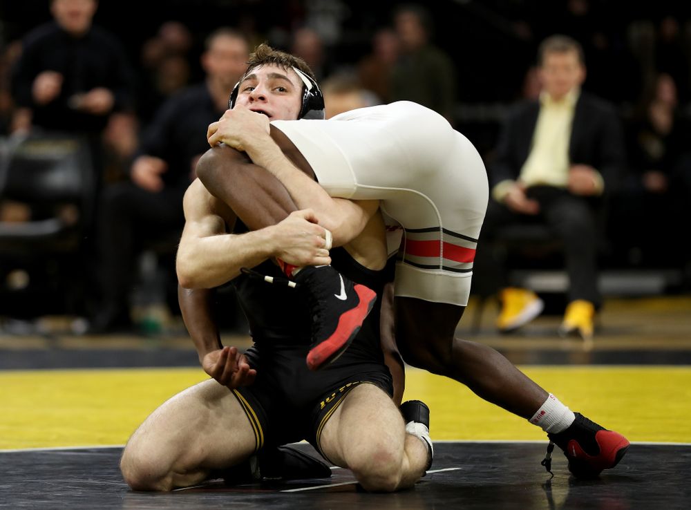 Iowa’s Austin DeSanto wrestles Ohio State’s Jordan Decatur at 133 pounds Friday, January 24, 2020 at Carver-Hawkeye Arena. DeSanto won the match with a 21-3 tech fall. (Brian Ray/hawkeyesports.com)