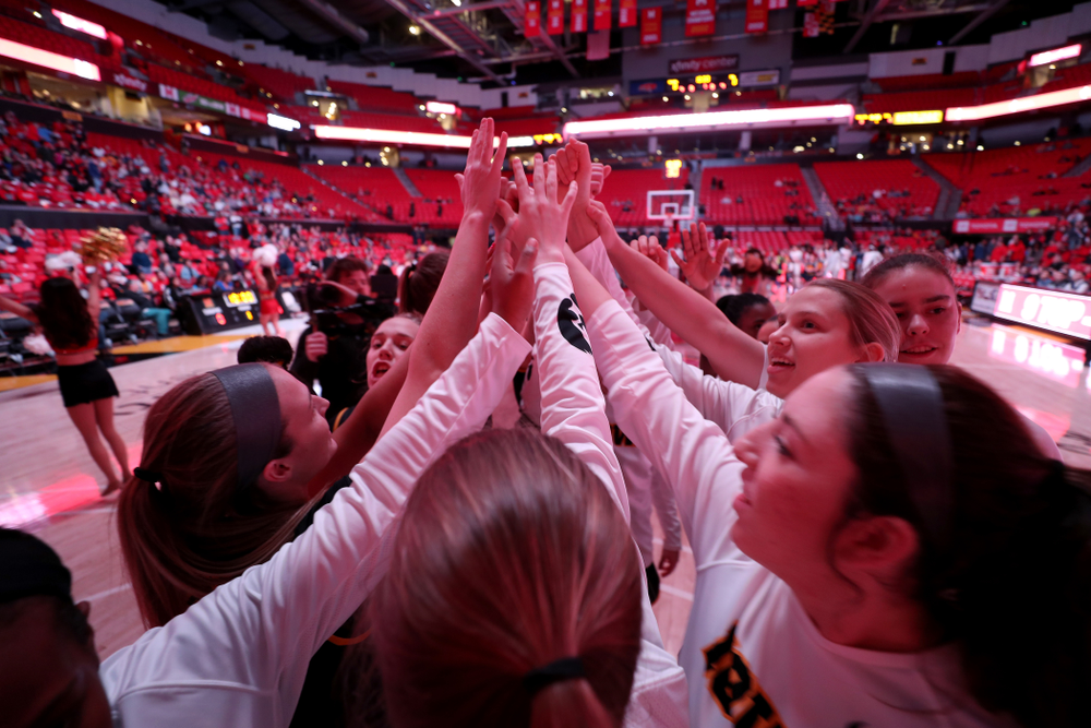The Hawkeyes gather before their game against the Maryland Terrapins Thursday, February 13, 2020 at the Xfinity Center in College Park, MD. (Brian Ray/hawkeyesports.com)