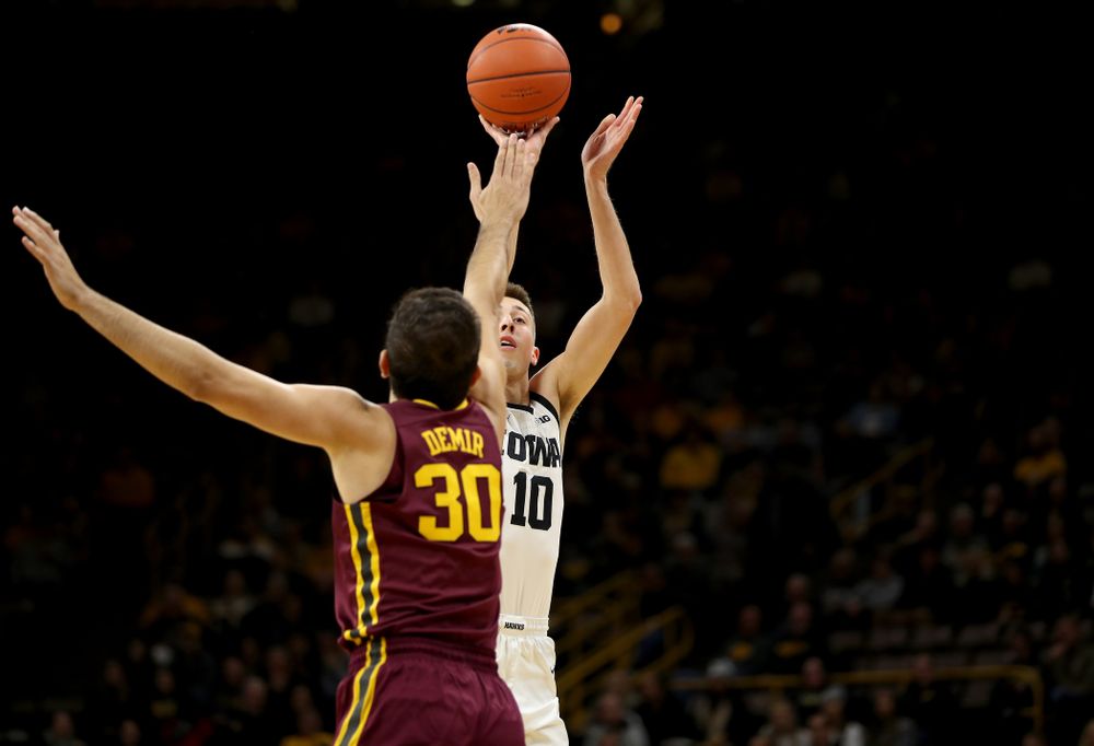 Iowa Hawkeyes guard Joe Wieskamp (10) pulls up for a three point basket against the Minnesota Golden Gophers Monday, December 9, 2019 at Carver-Hawkeye Arena. (Brian Ray/hawkeyesports.com)