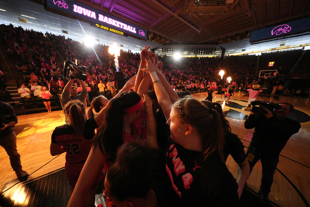 The Hawkeyes gather before their game against the seventh ranked Maryland Terrapins Sunday, February 17, 2019 at Carver-Hawkeye Arena. (Brian Ray/hawkeyesports.com)