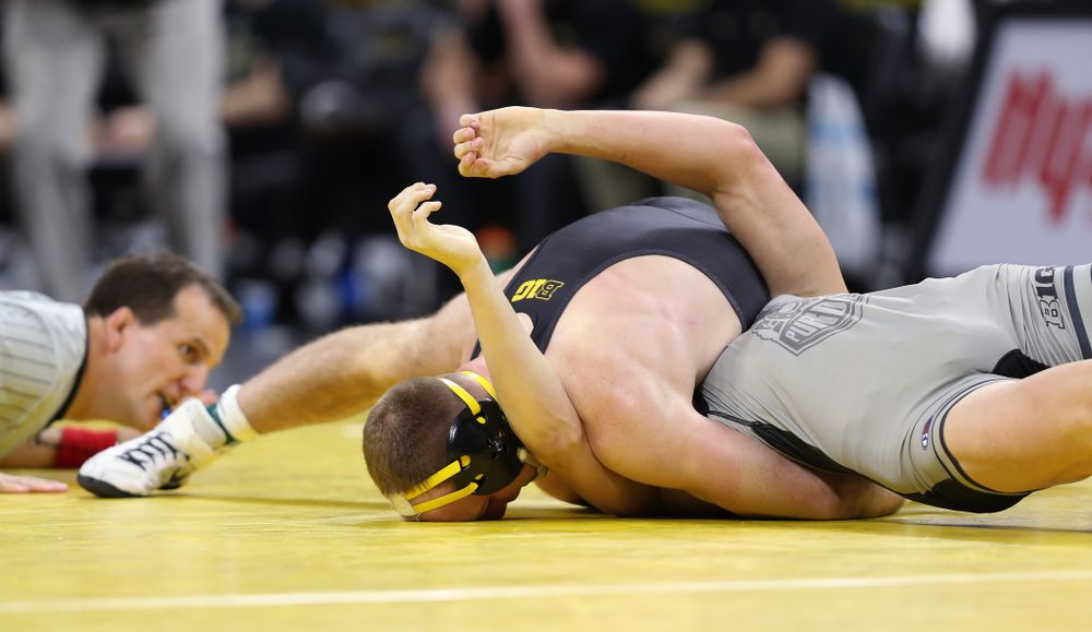 Iowa's Alex Marinelli wrestles Purdue's Cole Wysocki at 165 pounds Saturday, November 24, 2018 at Carver-Hawkeye Arena. (Brian Ray/hawkeyesports.com)