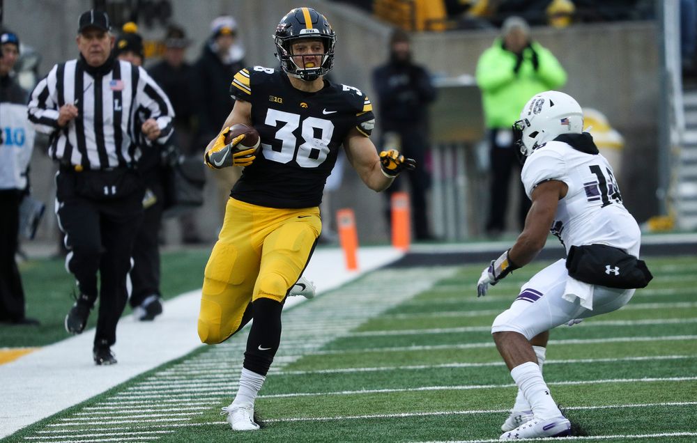 Iowa Hawkeyes tight end T.J. Hockenson (38) runs the ball during a game against Northwestern at Kinnick Stadium on November 10, 2018. (Tork Mason/hawkeyesports.com)
