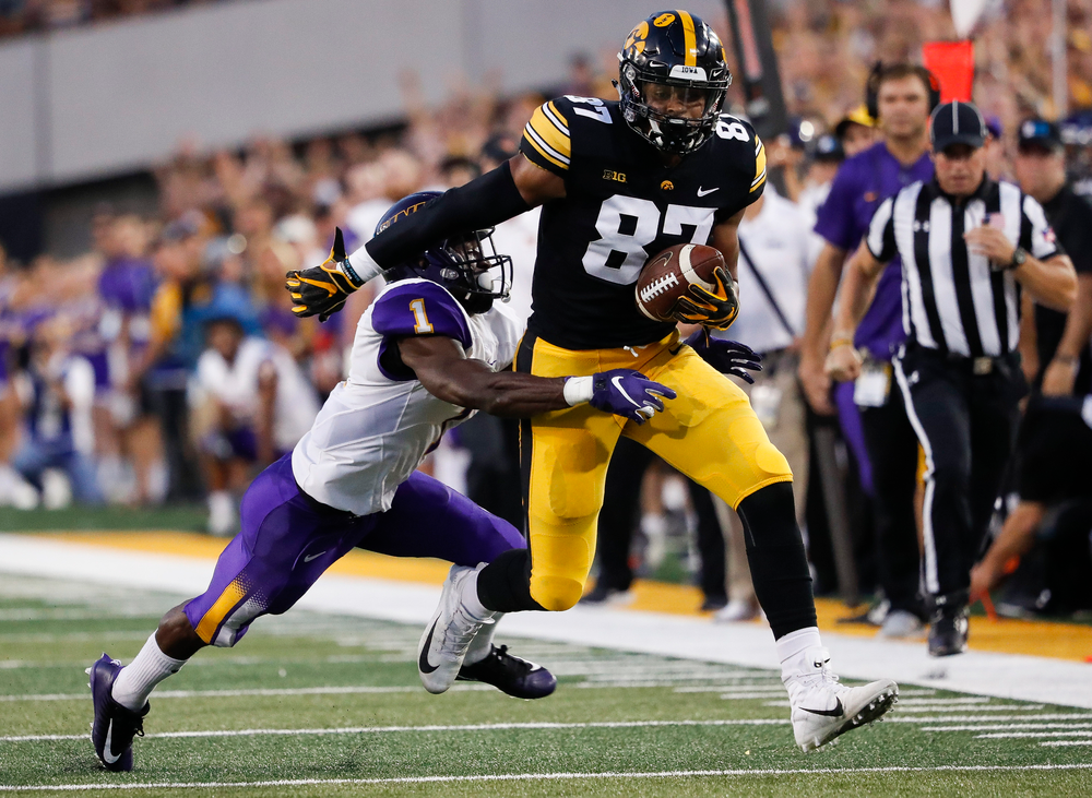 Iowa Hawkeyes tight end Noah Fant (87) runs the ball after making a reception during a game against Northern Iowa at Kinnick Stadium on September 15, 2018. (Tork Mason/hawkeyesports.com)