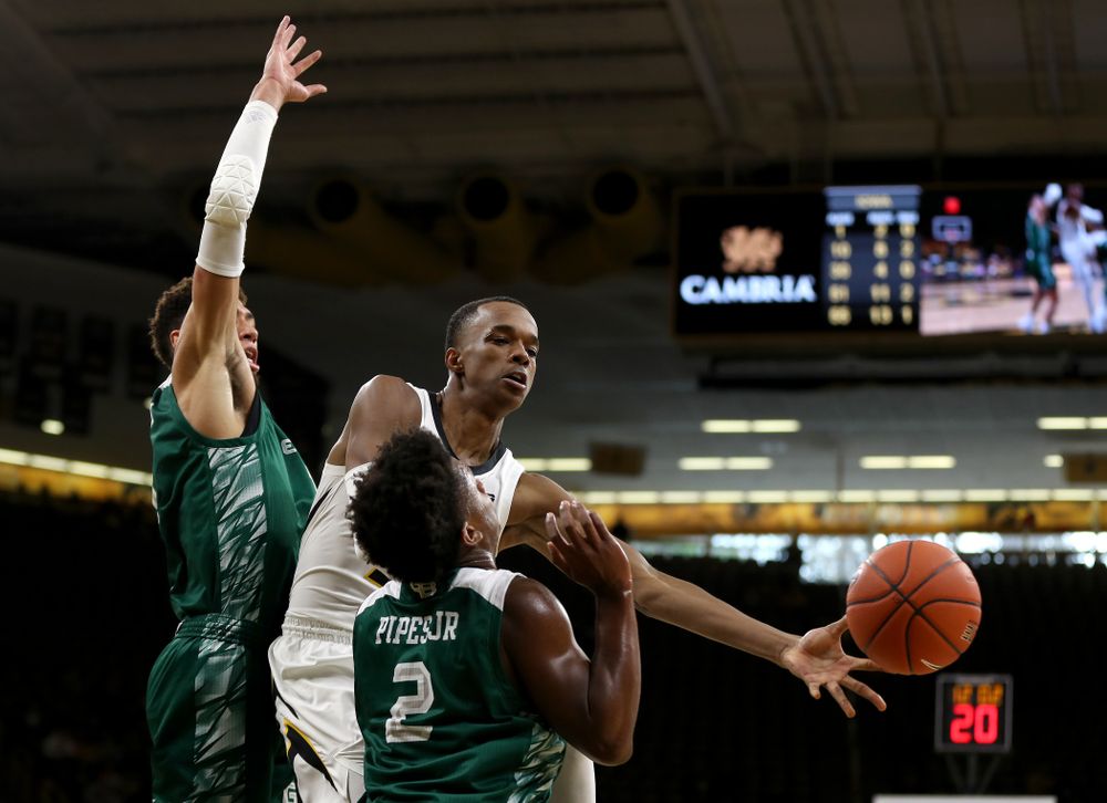 Iowa Hawkeyes guard Maishe Dailey (1) against UW Green Bay Sunday, November 11, 2018 at Carver-Hawkeye Arena. (Brian Ray/hawkeyesports.com)