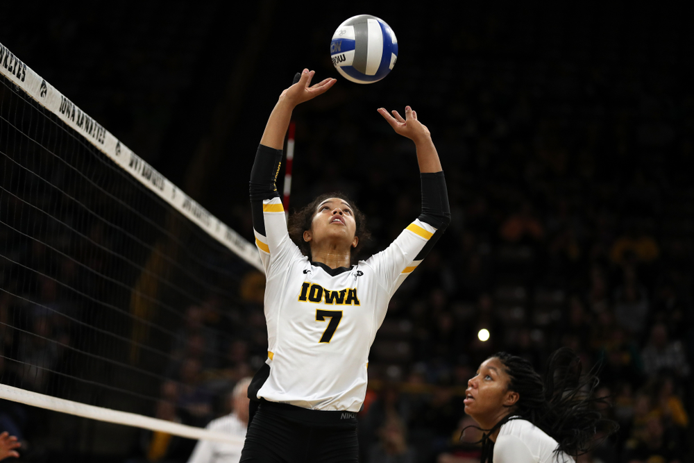 Iowa Hawkeyes setter Gabrielle Orr (7) against the Ohio State Buckeyes Saturday, November 24, 2018 at Carver-Hawkeye Arena. (Brian Ray/hawkeyesports.com)
