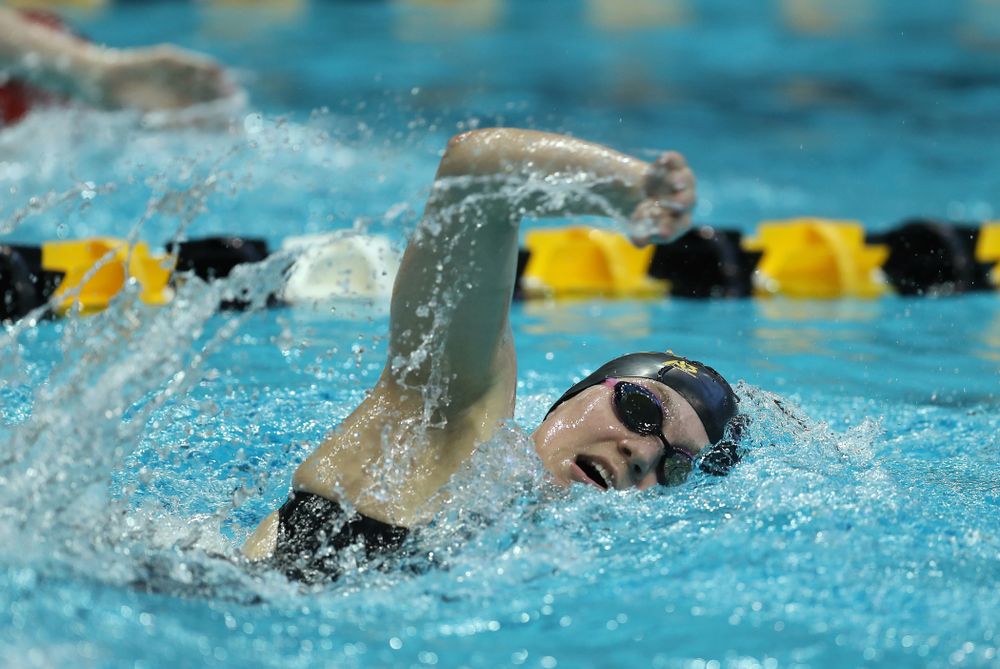 Iowa's Alleyna Thomas swims the 500 yard freestyle Thursday, November 15, 2018 during the 2018 Hawkeye Invitational at the Campus Recreation and Wellness Center. (Brian Ray/hawkeyesports.com)