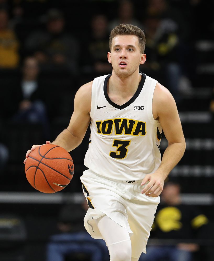 Iowa Hawkeyes guard Jordan Bohannon (3) against UW Green Bay Sunday, November 11, 2018 at Carver-Hawkeye Arena. (Brian Ray/hawkeyesports.com)